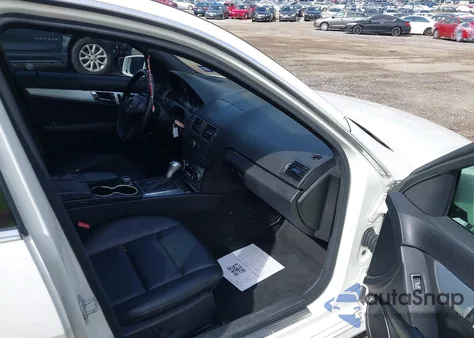 2010 Mercedes-Benz C 300 Sport 4Matic z USA, uszkodzony, nr VIN WDDGF8BBXAR090996